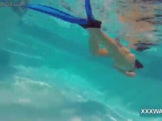 Eccezionale bruna zoccola caramella swims sott’acqua