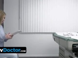 Adorável jovem grávida paciente fica prepared por terrific assed enfermeira antes o terapeuta delivers sua especial terapia