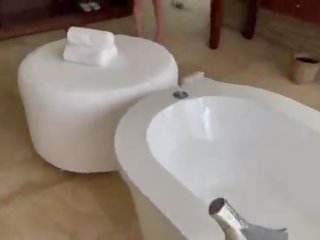 Vacation- amatöör daam anaal creampie sisse a vann tuba