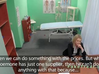 Blondynka sprzedawczyni pieprzony w imitacja szpital