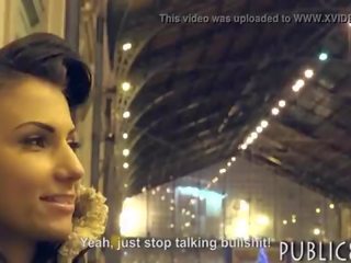 Tsjechisch adolescent uitgezocht omhoog op trein station en geneukt voor contant