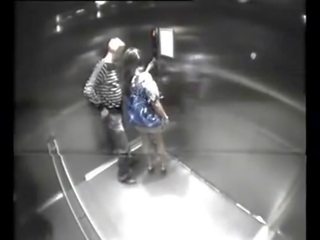 Désireux tourné sur couple baise en ascenseur - 