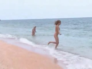 3 nudists playing on the pantai