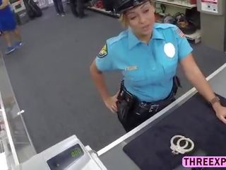 Veľký zadok polícia žena dostane nahý v the obchod a fucked ťažký